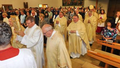 Bild: whü
15 Mitbrüder waren zur Mitfeier des Priesterjubiläums von Pfarrer Sven Grillmeier (vorne Mitte) nach Kirchenlaibach gekommen.