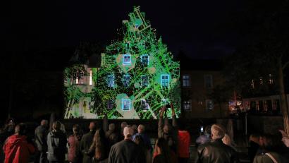 Bild: Wolfgang Steinbacher
Das war das Highlight der Amberger Luftnacht 2022. Der Berliner Philipp Geist machte aus dem Luftmuseum ein Lichtkunstwerk.