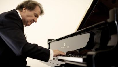 Bild: Marco Borggreve/exb
Rudolf Buchbinder dirigiert in Regensburg die Sächsische Staatskapelle Dresden.