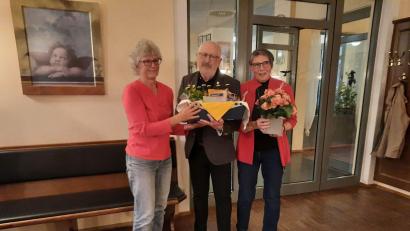 Bild: Andrea Hierreth/exb
Beim Stadtverband Amberg der Kleingärtner gab es Veränderungen. Neue Vorsitzende ist (von links) Erika Fleischmann, die den langjährigen Vorsitzenden Rudolf Pittroff verabschiedete und seiner Ehefrau Blumen überreichte.