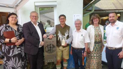 Bild: mmj
Schwandorfs OB Andreas Feller und Bürgermeister Gerald Reiter (Zweiter und Dritter von links) tauschen Erinnerungsgeschenke aus. Mit im Bild die Schwandorfer Stadträtin Alexandra Graf-Weig (links) sowie (von rechts) OWV-Vorsitzender Josef Holler, Margit Meßner vom Hauptverein Weiden und stellvertretender Vorsitzender Michael Koller.
