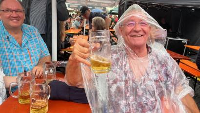 Bild: Gabi Schönberger
Trotz Regenschauern lassen sich die Weidener die Stimmung nicht vermiesen.