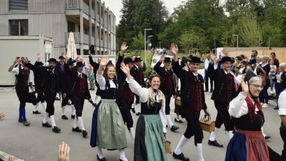Bild: Christian Steger/exb
Die Farben der Stadt Sulzbach-Rosenberg vertraten die beiden Heimat- und Trachtenvereine Stamm und Erz- und Eisenwalzerboum beim Deutschen Trachtenfest in Wangen im Allgäu.