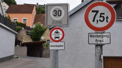 Bild: bö
Eine eindeutig beschilderte Zufahrtsregelung zum Gewerbegebiet wie hier an der Abzweigung in die Straße Brunnlettberg gibt es schon seit vielen Jahren. Doch befolgt wird diese Anordnung recht wenig. Die vorgeschriebene Zufahrt ins Gewerbegebiet und damit auch zum Wertstoffhof führt über die Bergstraße.