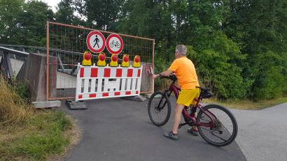 Bild: Benkhardt
Nichts geht mehr. Die Radfahrer- und Fußgängerbrücke auf dem Vizinalbahnradweg bei Tirschenreuth bleibt bis auf Weiteres gesperrt.