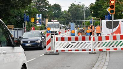 Bild: Petra Hartl
Die Instandsetzung der Krumbachbrücke an der Staatsstraße 2165/Ortsdurchfahrt in Haselmühl hat begonnen – seit Montag, 1. Juli, geht es hier nur einspurig an der Baustelle vorbei, eine Ampel regelt den Verkehr.