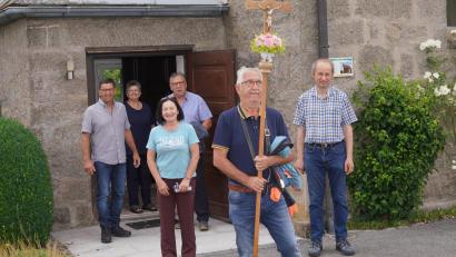 Bild: Franz Völkl
Spielberger Wallfahrer verlassen die Dorfkapelle in Spielberg und pilgern zum Fahrenberg.