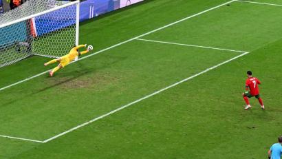 Bild: Torsten Silz/dpa
Sloweniens Torhüter Jan Oblak (l.) pariert einen Elfmeterschuss von Cristiano Ronaldo.