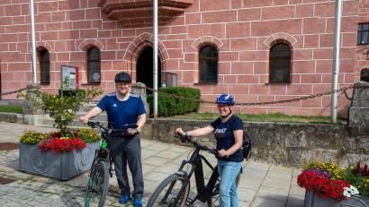 Bild: Hans Bernreuther
In Sulzbach-Rosenberg am Rathaus beginnt das Sommergespräch mit Landrat Richard Reisinger, das die Redaktion diesmal aufs Fahrrad verlegt hat.