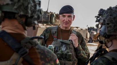 Bild: Bundeswehr/Marco Dorow
Geboren in Speyer, nun in einer wichtigen militärischen Führungsposition im Bayerischen Wald: Oberst Axel Hardt, Kommandeur der Panzerbrigade 12 und damit der einzigen schweren Brigade Süddeutschlands, spricht im Mai mit seinen Soldaten bei der Übung "Quadriga 2024" am Truppenübungsplatz Pabrade in Litauen an der Nato-Ostflanke.