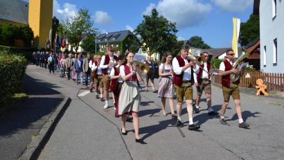 Bild: Dorfgemeinschaft Tröbes 
Die Moosbacher Musikanten spielten die Vereine und Honoratioren zur Kirche und anschließend ins Festzelt.