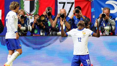 Bild: Rolf Vennenbernd/dpa
Die Franzosen um Randal Kolo Muani (r) und Antoine Griezmann erreichten das Viertelfinale.