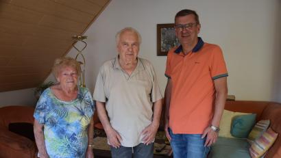Bild: bö
85. Geburtstag feiert Manfred Ort (Mitte) aus Schmidmühlen. Dazu gratuliert neben seiner Frau Sigrid auch Bürgermeister Peter Braun.