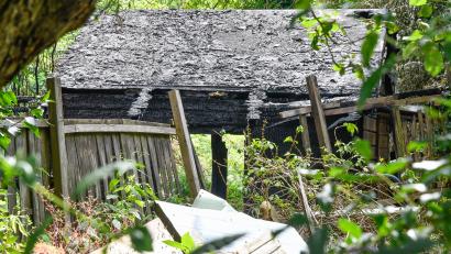 Bild: Petra Hartl
Nur noch verkohlte Reste stehen von der Gartenlaube, die Sonntagnacht in der Kleingartenanlage in der Amberger Luitpoldhöhe abgebrannt ist.