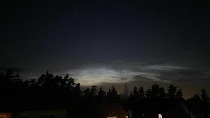 Bild: David Frahnow/exb
Rund 90 Minuten brachten am Freitagnacht Eiskristalle rund 81 Kilometer über Störnstein die Wolken zum Leuchten.