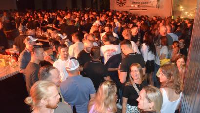 Bild: Kunz
Dichtes Gedränge herrscht beim Weinfest in der Spitalgasse.