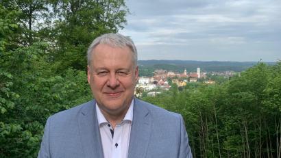 Bild: Madlen König/exb
Landrat Richard Reisinger feiert am 2. Juli seinen 60. Geburtstag. Dieses Foto zeigt ihn auf dem Annaberg, mit seiner Heimatstadt Sulzbach-Rosenberg im Hintergrund. Es schmückt auch die Einladungskarten, die er zu seiner Geburtstagsfeier verschickt hat.