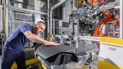 Bild: BMW Group Werk Wackersdorf
Für die neue Produktionslinie für Instrumenttafeln hat die BMW Group in den vergangenen Monaten rund zehn Millionen Euro in neue Anlagen investiert.