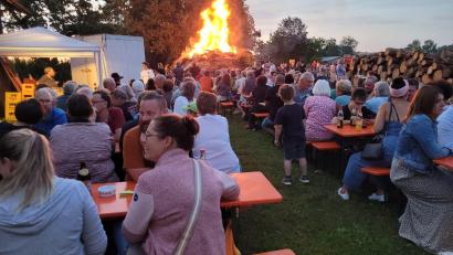 Bild: Cornelia Treml/exb
Viele Besucher sind zum Petersfeuer gekommen.