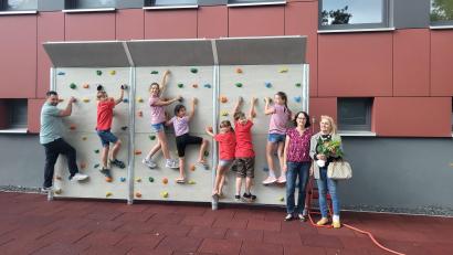 Bild: bey
Wer klettert an der Boulderwand am geschicktesten? Bürgermeister Sebastian Hartl (links) oder die Kinder? Schulleiterin Rektorin Sandra Landgraf (Zweite von rechts) freut sich, dass die Boulderwand aufgestellt ist. Einen wesentlichen finanziellen Beitrag dazu haben Albert Gewargis und Ehefrau Isolde (rechts) mit ihrer Großspende von 5000 Euro geleistet.