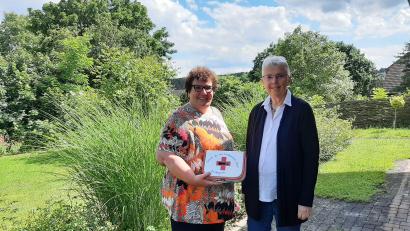 Bild: Gunther Fuchs/exb
Karin Borchers (links) vom Kinderpalliativteam zusammen mit Dorothea Fuchs bei der Spendenübergabe von 1770 Euro.