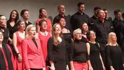 Bild: do
SingingWitt, der überregional geschätzte Chor der Witt-Gruppe, gibt am 26. Juli ein Chorkonzert in der Klosterkirche Speinshart. Wenn es die Wetterverhältnisse erlauben, findet das Event im Innenhof der Prämonstratenserabtei statt.