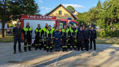 Bild: Markus Müller/exb
Neun Brandschützer der Feuerwehr Trevesen legten das Leistungsabzeichen „Die Gruppe im Löscheinsatz – Variante 1“ ab.