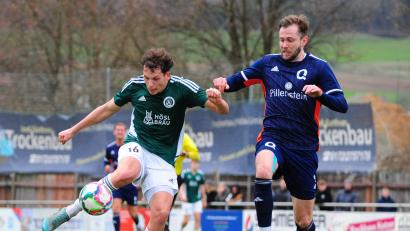 Archivbild: Schrems
Für Landesligist SV Mitterteich (links Pascal Höcht in der Partie gegen die SG Quelle Fürth) reichte es im Testspiel beim SV Inter Bergsteig Amberg nur zu einem 2:2.