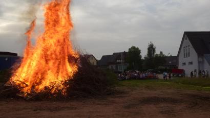 Bild: bk/exb
Das Johannisfeuer lodert in den Himmel