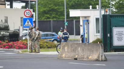 Bild: Gabi Schönberger
An Tor 3 zum Übungsplatz Grafenwöhr kontrollieren aktuell auch bewaffnete uniformierte Soldaten.