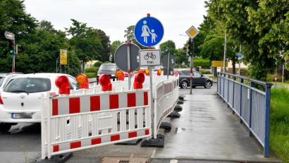 Bild: Petra Hartl
Der Geh- und Radweg auf der Krumbach-Brücken in Kümmersbruck ist halbseitig gesperrt – die rot-weißen Baken schirmen einen größeren Frostschaden ab.