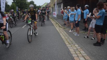 Bild: fz
Die Windischeschenbacher freuen sich, dass weit über tausend Radlerinnen und Radler zur Jubiläumstour antreten und schicken sie lautstark mit ihren Rasseln und Anfeuerungsrufen auf die Tour.