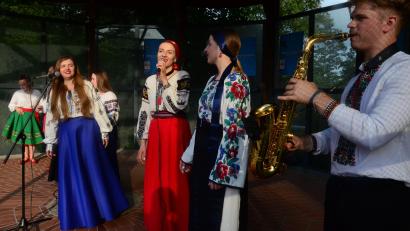 Bild: Kunz
Künstler aus der Ukraine musizieren im Pavillon des Max-Reger-Parks.