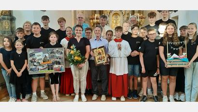 Bild: Rita Gleißner
Das Bild zeigt Hans und Anni Schlegl (Mitte), Pfarrer Pirner, Pfarrer i. R. Ambros Trummer, Kirchenpfleger Gerhard Hero, Ministrantenbetreuerin Simone Ott und alle Neudorfer Minis.