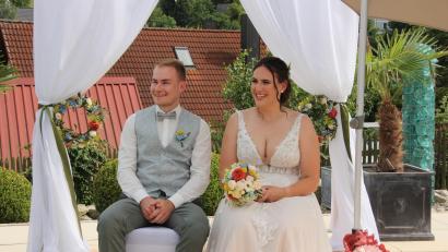 Bild: kro
In einer ganz in Weiß gehaltenen Kulisse heirateten am Samstag Sonja und Sebastian Fuhrmann auf dem Heindlhof in Poxdorf.