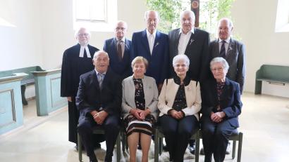 Bild: gru
Die Jubelkonfirmanden der Eisernen Konfirmation mit der Jubilarin zur Gnaden-Konfirmation Erika Übler (Zweite von rechts) mit Pfarrer Matthias Ahnert (links).
