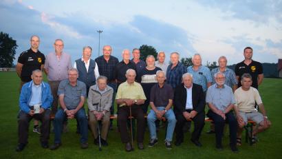 Bild: bnr
Eine lange Reihe von Gründungsmitgliedern und Mitgliedern, die seit 50 Jahren dem Verein SF Weidenthal-Guteneck die Treue halten, konnten Vorstand Franz Kirchberger (hinten links) und zweiter Vorstand Alexander Butz mit Urkunde und einem Geschenk ehren.