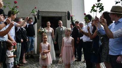 Bild: D. Nachtigall/exb 
Frisch vermählt und unter der Hantel schreiten Kerstin und Christopher Bär aus der Kirche.