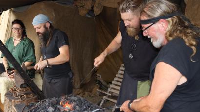 Bild: mfh
Die Beherrschung des Metalls mit Hilfe der Element Feuer und Wasser regte im Mittelalter und auch heute noch die Phantasie des Volkes an. Die Schmiede Keltensonne hält diese Phantasie jedes Jahr auf dem Altstadtfest aufrecht (von links), Tochter Anna, Schwiegersohn Degge, Jungschmied Nobby und Altschmiedemeister Günther.