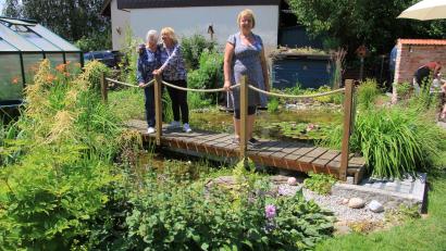 Bild: kro
Ein Blick von der Brücke, der über den Gartenteich führt. Rechts Doris Schwarz, der dieser Garten gehört.
