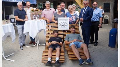 Bild: wel
Die Ehrengäste Werner Dietrich, Johannes Lohrer (von links), Markus Greiner (rechts), Alexandra Beier (Dritte von rechts) und Hubert Obendorfer (Fünfter von rechts) übergeben zum 50-jährigen Bestehen des Kollerhofes zwei Liegen an Günter (Dritter von links), Sabine (Vierte von links) und Seniorin Monika Koller (Sechste von links). Die beiden Söhne Matthias und Johannes (von links) testen sie sogleich, und Bürgermeister Martin Birner (zweiter von Rechts) gratuliert der Familie.