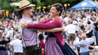 Bild: Sven Hoppe/dpa
Auf zum Paartanz am frühen Morgen: So geht es am traditionellen Kocherlball am Chinesischen Turm im Englischen Garten zu.