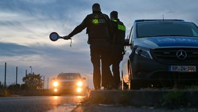 Symbolbild: Patrick Pleul/dpa
Einen Kanadier und einen Ukrainer ohne mit unzureichenden Ausweisdokumenten schickte die Bundespolizei Selb in Schirnding zurück nach Tschechien.