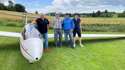 Bild: Gerhard Götz, LSG Amberg
Prüfer Frank Kurtz mit den strahlenden frisch gebackenen Scheinpiloten: Kurt Maier, Christian Kelm und Kristian Soloviov