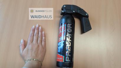 Bild: Bundespolizei/exb
Mehr einem Minifeuerlöscher als einem Pfefferspray ähnelte ein Reizstoffsprühgerät mit fast einem halben Liter Inhalt, das ein 18-jähriger Russe auf der Rücksitzbank seines Wagens transportierte.