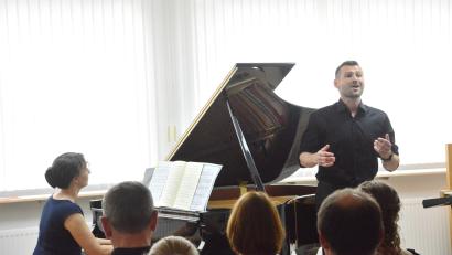 Bild: bey
Tenor Florian Neubauer mit Begleitung von Susanne Schieder am Klavier bringen Werke von Robert Schumann zu Gehör.