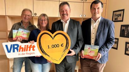 Bild: Landkindergarten Trausnitz/exb
Bei der Spendenübergabe (von links): Karl Lang, Sabine Maderer, Bernhard Werner und Martin Schwandner.