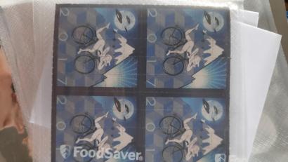 Bild: Bundespolizei
Bundespolizisten und Zöllner stellten bei einem 27-Jährigen 175 Konsumeinheiten LSD sicher. Hier sieht man einen Teil der LSD-Konsumeinheiten.