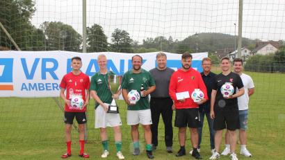 Bild: aun
Zum 47. Mal wurde heuer das VR-Bank Fußballturnier ausgetragen. Sieger wurde die Mannschaft der DJK Ammerthal II. Auf dem Bild Sponsoren und Funktionäre mit den Kapitänen der Mannschaften.