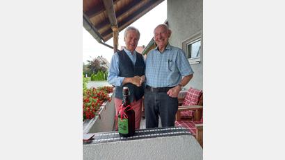Bild: M. Haberzeth/exb
Günther Krist (rechts) nimmt die Glückwünsche von Manfred Haberzeth zum Runden entgegen.